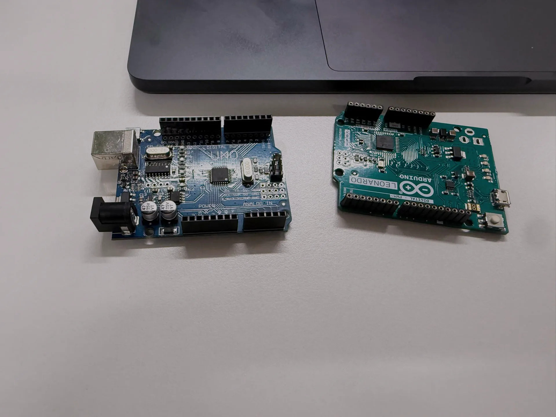 An Arduino UNO clone and an Arduino Leonardo side by side.